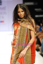 Model walks the ramp for Rehane Show at Lakme Winter fashion week day 4 on 20th Sept 2010 (30).JPG